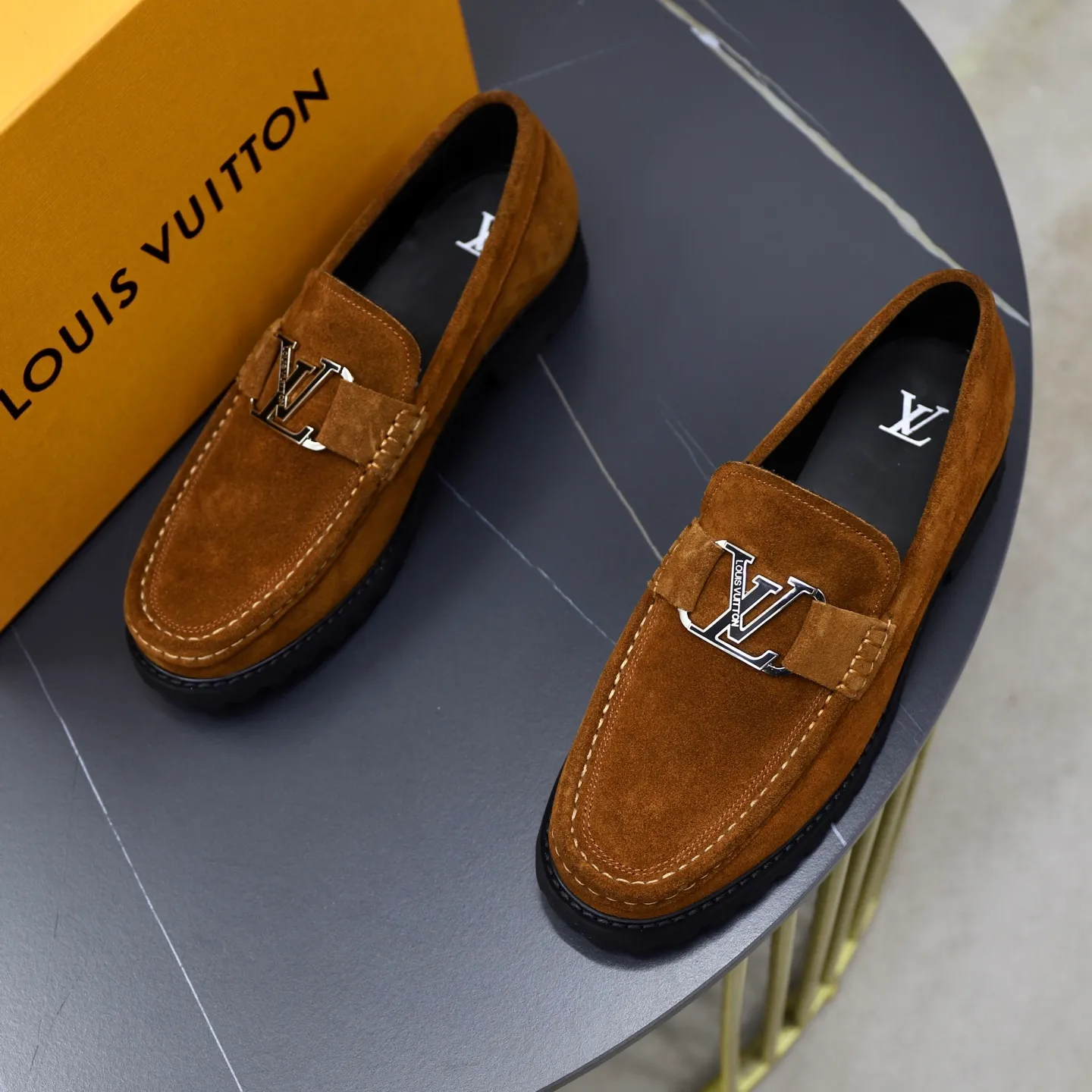 Ex-factory price: 600💰Louis Vuitton LV men's classic Oxford shoes, men's business formal boutique leather shoes, classic style, almond kernel exquisite toe, ultimate art, the whole shoe is made of imported cow leather (open edge beads), carefully selected, fine pores, excellent gloss, soft texture, strong toughness, durable and not easy to deform, apricot fetal cowhide leather lining, soft and comfortable, sweat-absorbent and breathable. Foam outsole, original box and dust bag packaging! Size: 38–44 (45/46 customized)